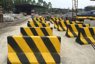 水泥隔離墩在道路設施中的重要性及重慶市南岸區德勝水泥制品廠的應用